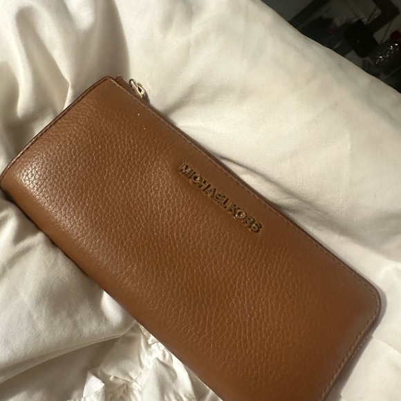 Michael Kors Tan Leather Zip Wallet - Picture 1 of 1